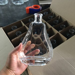 China Customized 750ml clear liquor glass bottles Manufacturer and Company | QLT