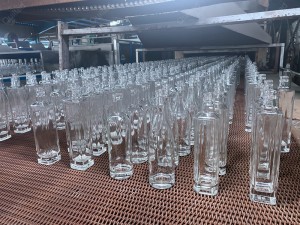 China 500 ml 750 ml 1000 ml clear liquor glass bottle Manufacturer and Company | QLT