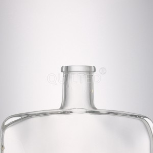 China 500ml flat shape clear liquor glass whisky bottle Manufacturer and Company | QLT