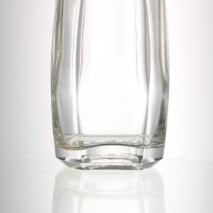 China 1000 ml flat round long neck liquor glass whisky bottle - QLT Manufacturer and Company | QLT